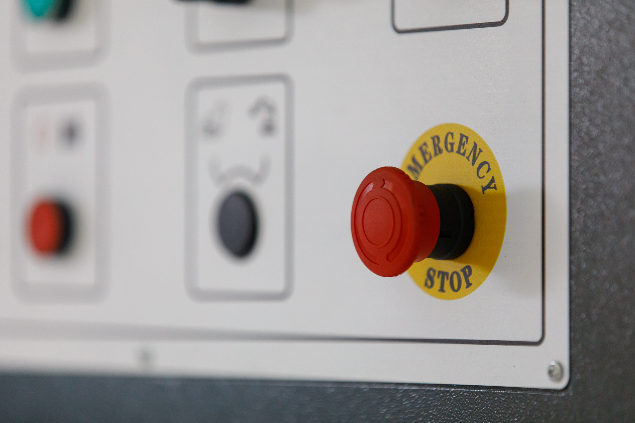 Noodstopknop op een bedieningspaneel van een machine
