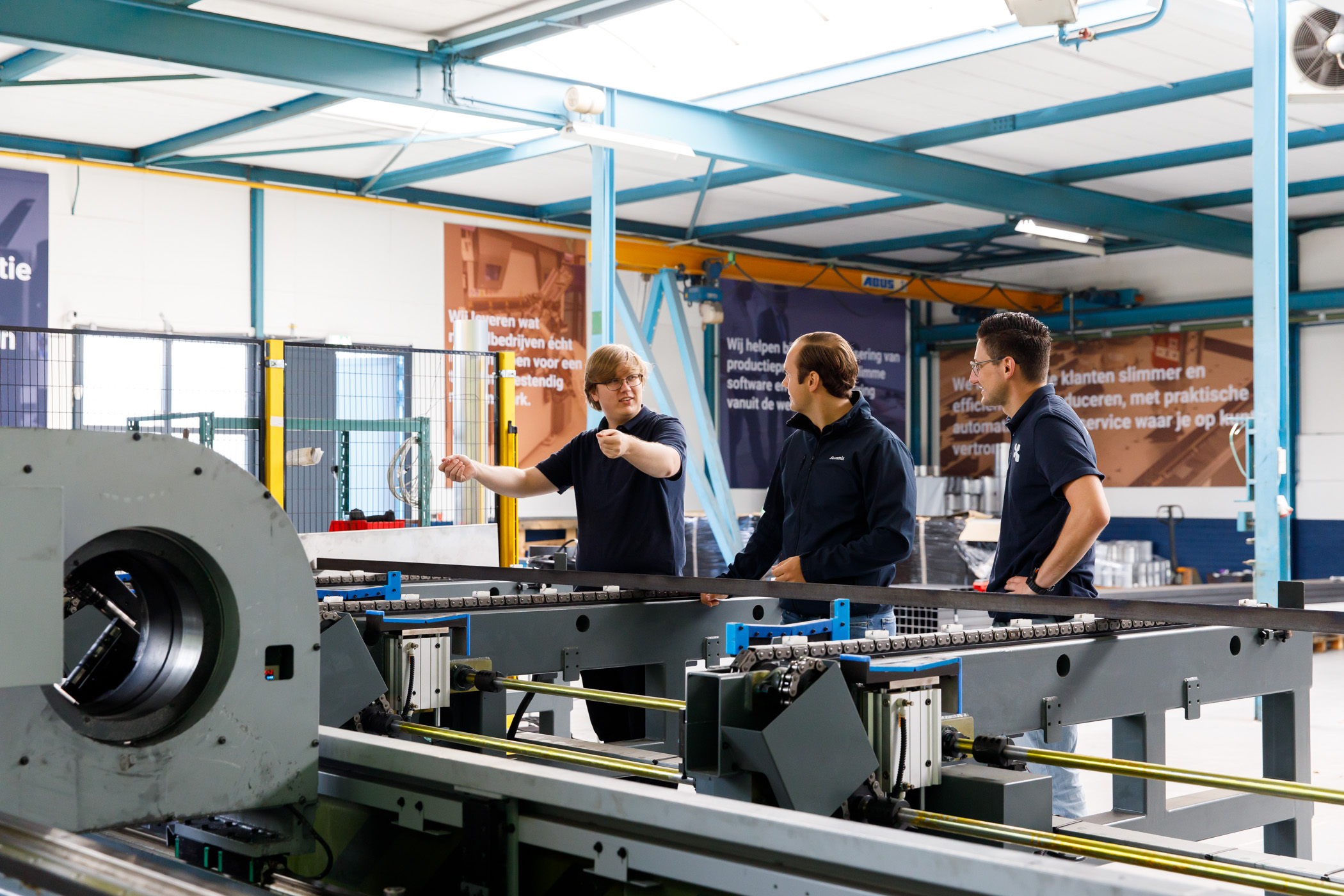 Drie collega's van Summix bij een productielijn