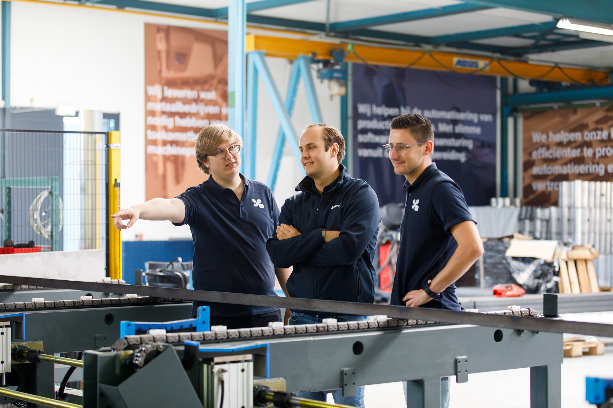 Drie Summix-collega's brengen samen een machine in kaart op de productievloer