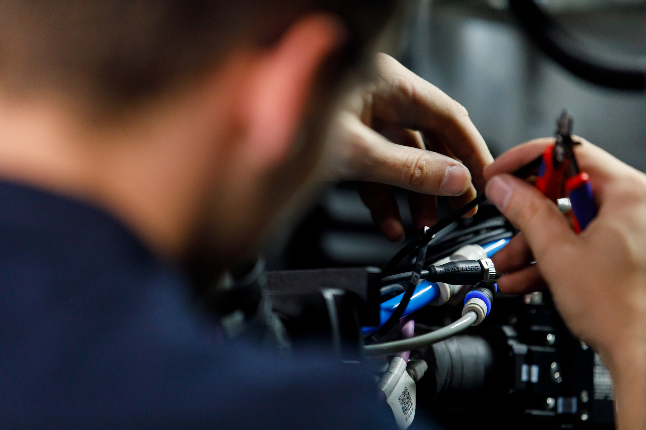 Monteur plaatst een slimme sensor op een machineonderdeel