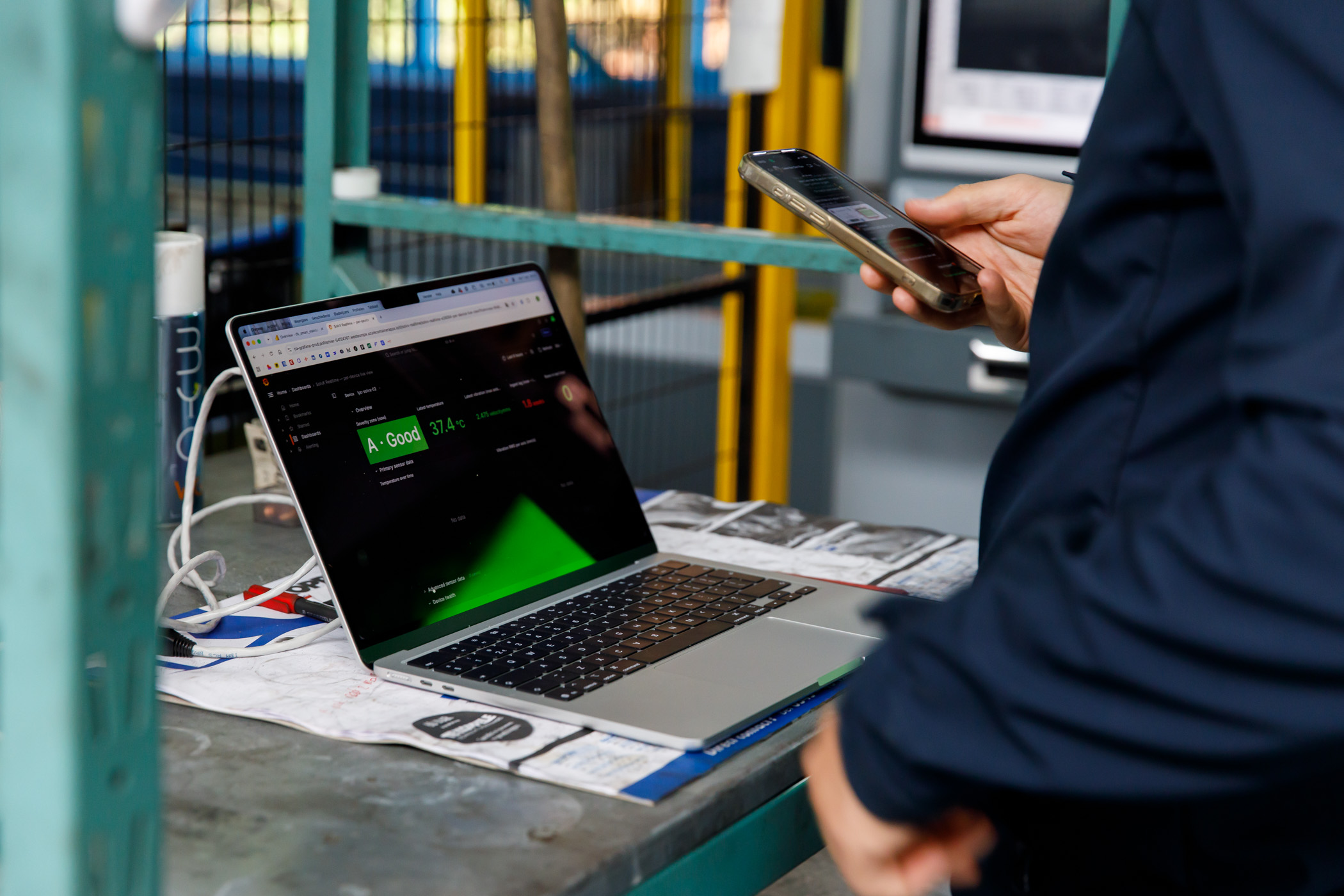 Live dashboard met machinedata op een laptop naast de productielijn