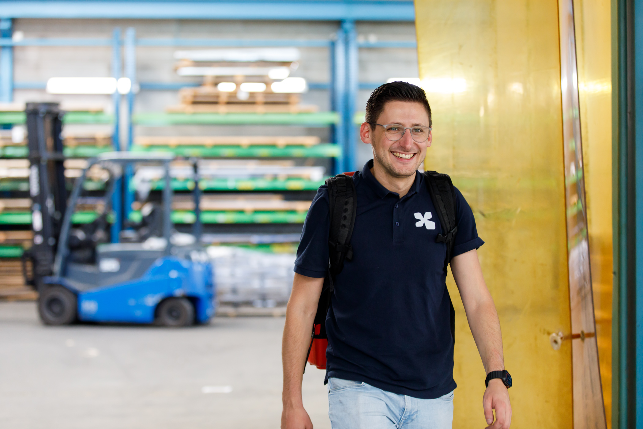 Summix-collega in de productiehal bij een heftruck