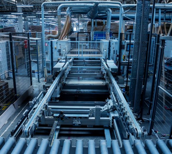 Geautomatiseerde productielijn met transportbanen in een fabriekshal