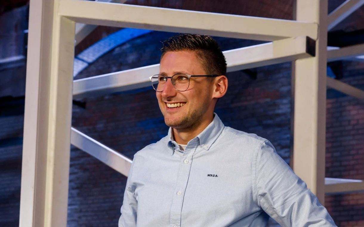 Stan Jacobs, co-founder van Summix, bij een machine